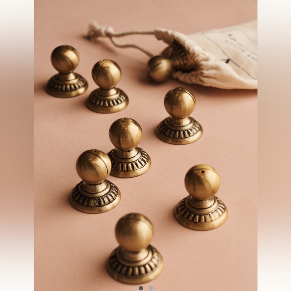 ISO TERRAIN ANTHROPOLOGIE Golden Round Placecard Holders - Picture 1 of 1